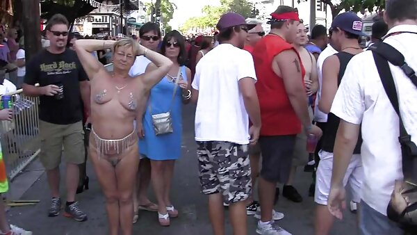 Die versaute Aiden Starr bedeckt ihre Brüste mit Sahne und leckt gratis omasexfilm sie auf