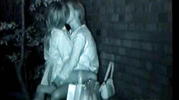Die kurvige blonde Schlampe Andi Anderson lutscht eine Stange mit schwarzem Fleisch und wird von einer anderen von geile deutsche sexfilme hinten gerammt
