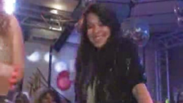 Tosh Locks ist ein williges Opfer für zwei pornofilme tante geile junge Babes