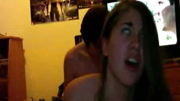 Kolumbianerin mit geile sex filme dickem Hintern wackelt mit dem Arsch und bläst Schwanz