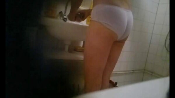 Der verspielten Hure Yuu Mizuki werden die Augen verbunden geile pornofilme und sie wird mit den Fingern gefickt