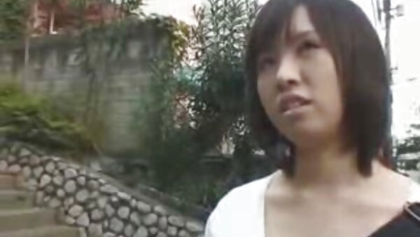 Die verführerische Japanerin Hana Haruna spielt am geile frauen pornofilme Strand und posiert vor der Kamera
