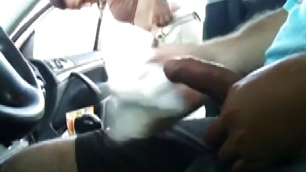 Großer muskulöser Typ leckt Coco Velvetts scharfer sexfilm Muschi wie ein Teenager