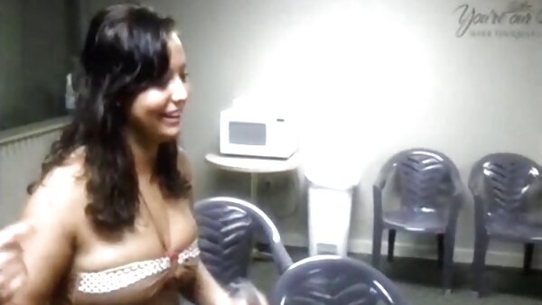 Die vollbusige geile filme sex Schlampe Sheri Mitchell hat ihr Arschloch höllisch gebohrt