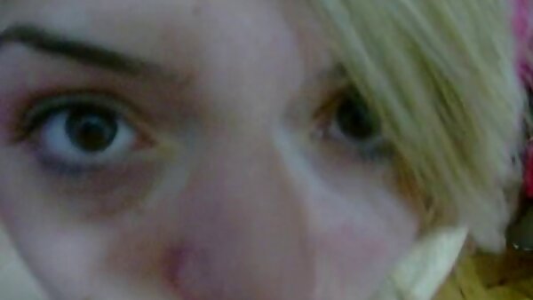 Blonde, geile Sekretärin gibt ihr Bestes, während sie im Büro einen Schwanz geile deutsche sexfilme lutscht