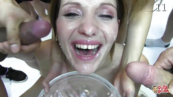 Geiler Typ kitzelt sexfilm geil Mana Iizukas geile Muschi auf dem Rücksitz