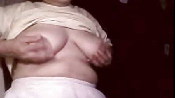 Kuschelige brünette heisse sex filme Tussi gibt in einem heißen Amateur-Pornovideo einen blasen