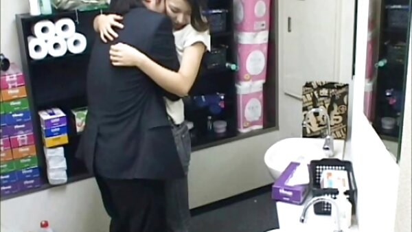 Dünne japanische Schlampe lutscht den Schwanz, während sie von hinten geilersexfilm gerammt wird