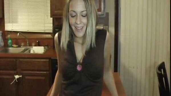 Die übersexuelle Lexxxi Lockheart masturbiert ihre omasexfilme kostenlos Muschi und wird gefickt