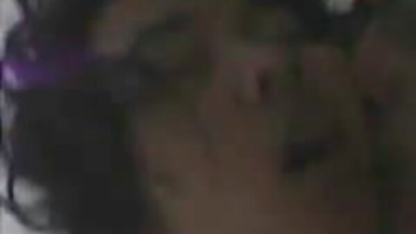 Dünne Schlampe Jenni Lee mit kleinen Titten und langen Beinen gratis pornofilme reife frauen fickt heftig auf einem Bett