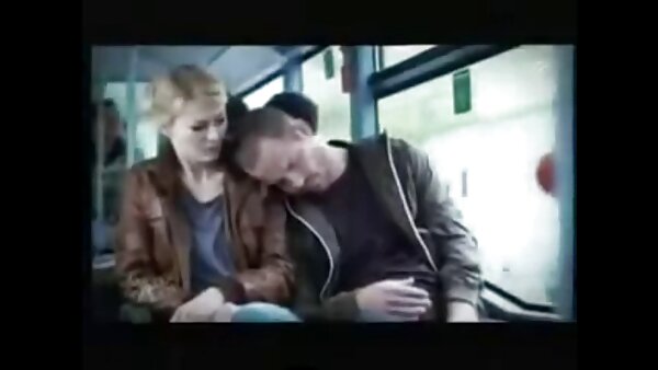 Das lächelnde japanische Küken Hitomi fickfilme Kitamura posiert freudig vor der Kamera