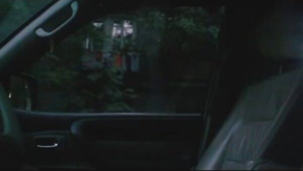 Das süße und charmante Luder Natsuki Yoshinaga lutscht zwei heisse sex filme Schwänze