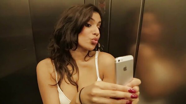 Die sexy Mama lutscht einen großen Schwanz, als wäre es ein süßer kostenlose geile sexfilme Lutscher