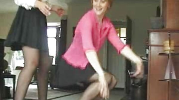 Der geile Kerl zieht die sexy japanische Hure Huwari aus und isst ihre rosa Muschi geile pornofilme