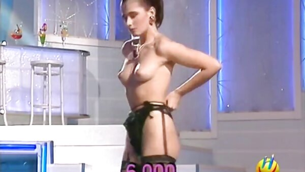 Tante Becca Blossoms lutscht auf ihren thailändische sexfilme Knien einen Schwanz