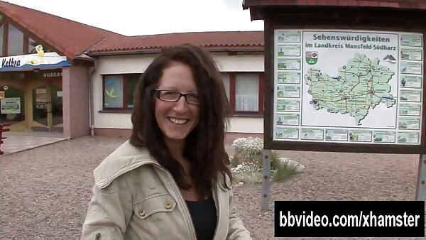 Kompetente blonde Freundin gibt ihrem Freund einen Blowjob und geiler deutscher sexfilm einen Tittenjob