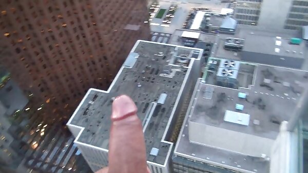 Madhri thai pornofilme leckt und saugt gleichzeitig an zwei Penisstielen